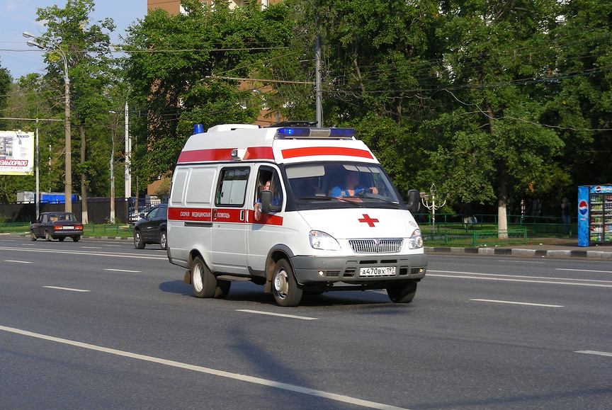 Ìàøèíà "Ñêîðàÿ ïîìîùü" åäåò ïî Ùåëêîâñêîìó øîññå. Ìîñêâà
